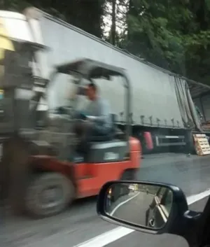 A intrat cu TIR-ul în şanţ şi a umplut strada de vopsea