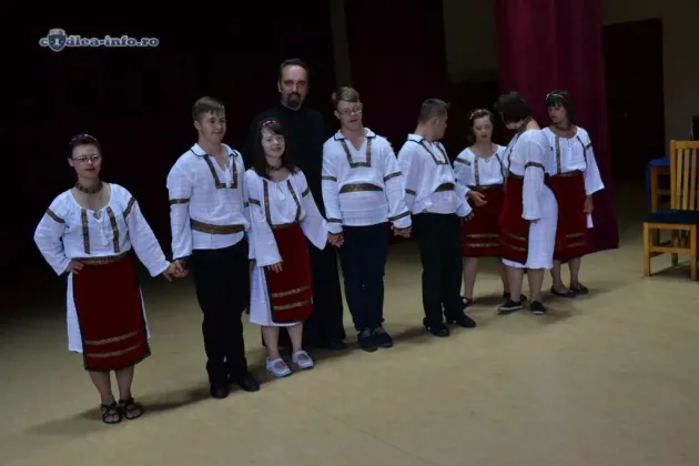 A VI-a ediţie a Taberei de Creaţie dedicată tinerilor cu dizabilităţi Sindrom Down şi autism