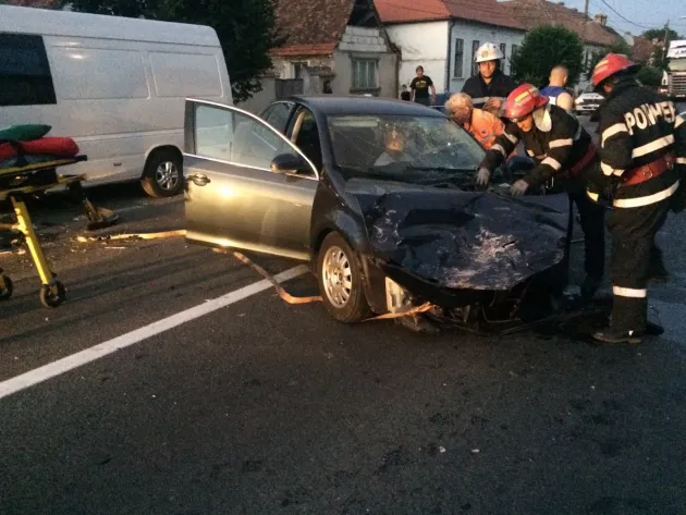 Şoferul unei maşini tractate, rănit grav după ce a intrat pe contrasens şi a intrat în coliziune cu un microbuz