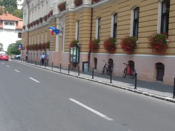 Stâlpişori în loc de bile, la Primăria Braşov