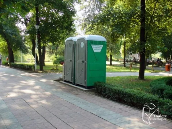 Apar toaletele ecologice în 7 parcuri din Braşov