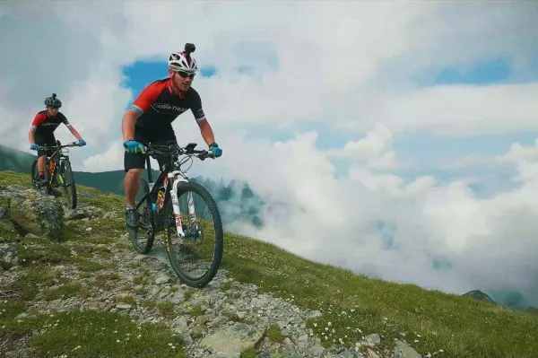 Ciclişti de top din Europa vin să „alerge" prin Bucegi