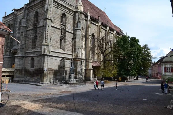Curtea Bisericii Negre, reparată pe bucăţele