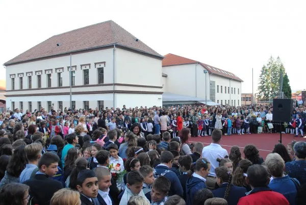 Mii de elevi şi părinţi la Râşnov, unde anul şcolar a fost deschis de preşedintele CJ, Adrian Veştea