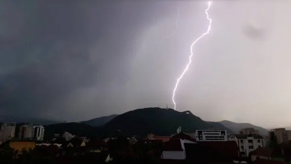 Imagini spectaculoase cu furtuna, la Braşov