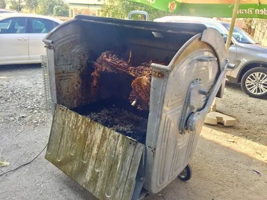 Godină „caută” şi-n gunoaie