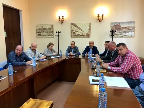 Prefectura Braşov încearcă să rezolve „criza gunoaielor” din cinci comune din judeţ