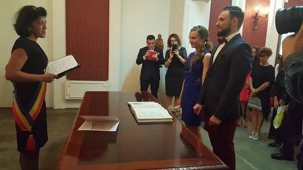 O invitaţie inedită la nuntă: Nu veniţi cu flori, aduceţi ceva pentru câini