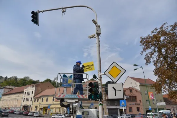 Plângere penală pentru afişele montate ilegal pe stâlpii de la mai multe intersecţii din oraş