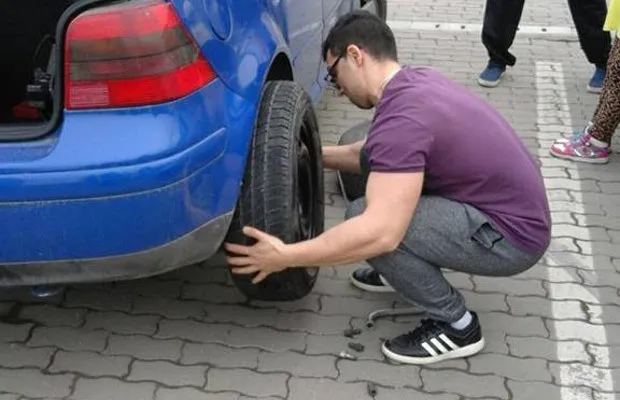 Provocarea oricărui şofer: Cât de repede schimbă roata de rezervă?