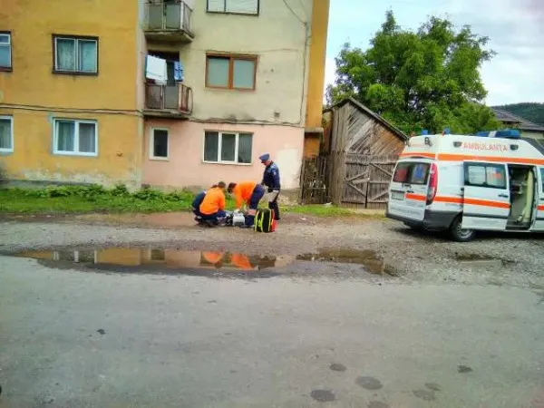 A încercat să se sinucidă aruncându-se pe geamul de la baie. De două ori!