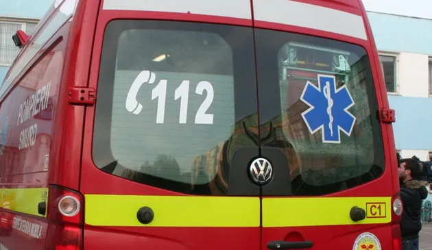 Accident mortal pe DN 13: A luat curba cu viteză și s-a izbit violent de un copac
