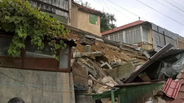 Pământul din Şchei o ia la vale