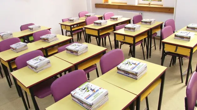 Forfota din sălile de clasă, înaintea primului clopoţel