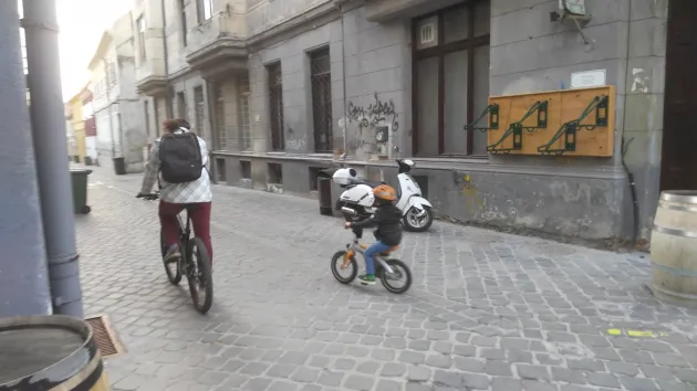 Ceai gratuit părinţilor care îşi duc copiii la şcoală cu autobuzul sau cu bicicleta