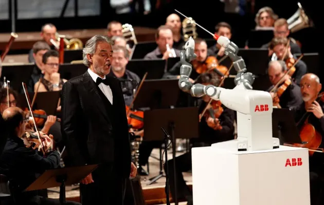Un şef de orchestră robot, pe scenă cu Andrea Bocelli