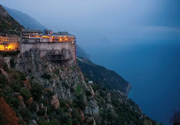 De ce nu au voie femeile pe Muntele Athos