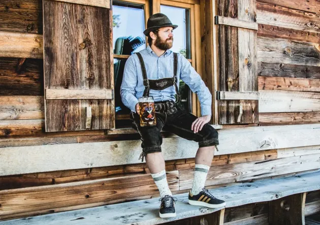 Adidaşi speciali pentru Oktoberfest, rezistenţi la bere şi vomă