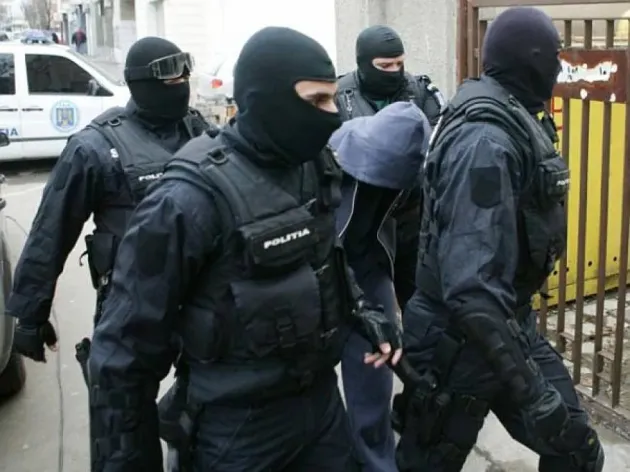 Poliţişti braşoveni, angrenaţi într-o amplă acţiune ce vizează o reţea de proxeneţi care livrau prostituate pentru Marea Britanie şi Irlanda