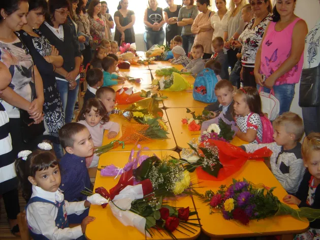 Firma MIELE a oferit şi anul acesta copiilor din clasa I ghiozdane, rechizite şi încălţăminte