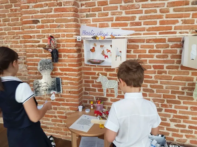 Elefanţi, cuci, cai şi EU: Expoziţie de poveste, la Casa Ştefan Baciu