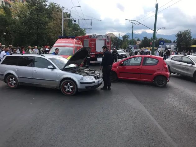 Accident pe „Saturn”: Doi răniți și trafic blocat timp de jumătate de oră 