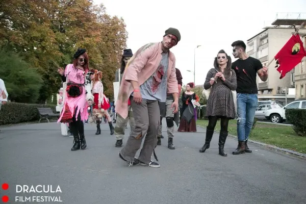 Zombie, la plimbare prin centrul oraşului