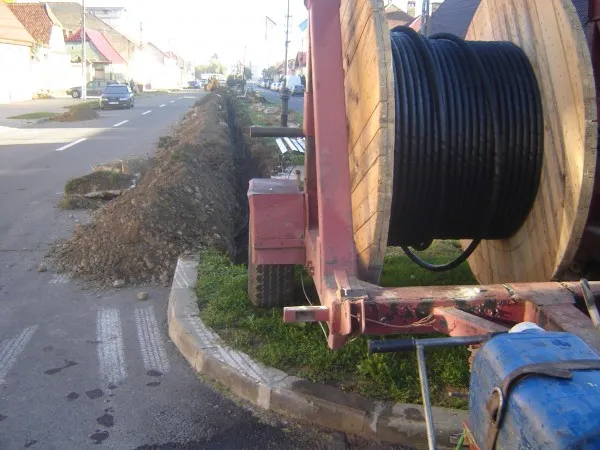 Ghimbav: Cablu subteran pentru alimentarea cu energie electrică a Primăriei şi altor instituţii din zona centrală