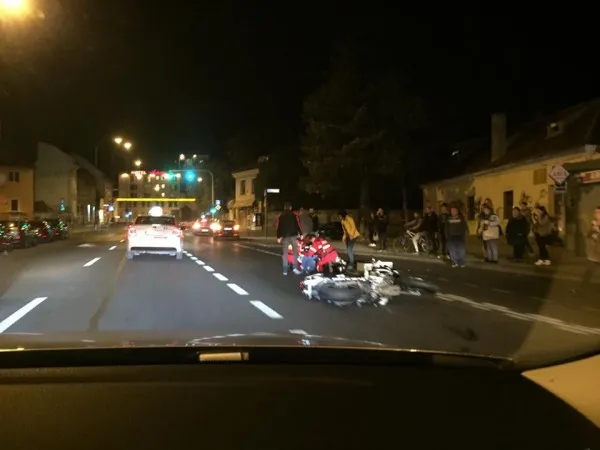 Un motociclist a intrat cu viteză într-o maşină, pe Iuliu Maniu. Aproape mort, a fost dus la spital
