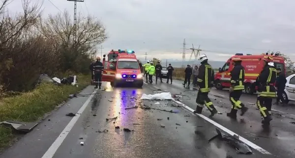 Doi morţi pe DN 13: Impocat între o maşină şi un autocar cu 32 de turişti canadieni