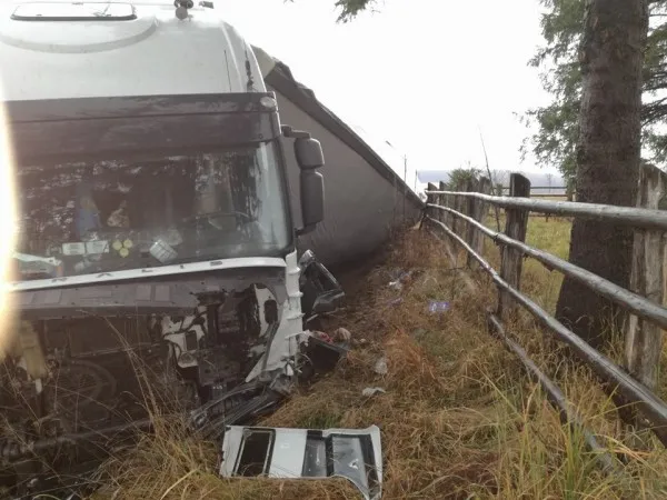 Două persoane au decedat după ce un TIR s-a răsturnat peste un autoturism, la Perșani