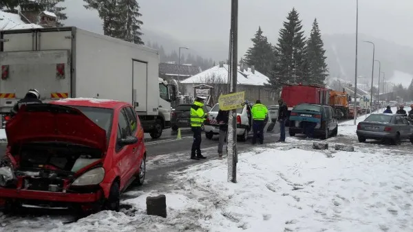 Circulaţie în condiţii de iarnă: Două accidente pe DN 1, la Predeal