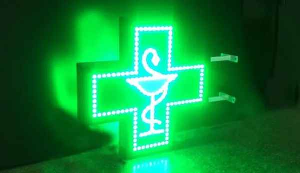 Prinși la o lună după ce au furat 7.000 de lei dintr-o farmacie