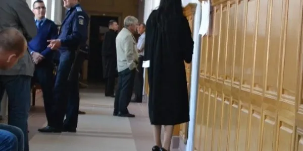 I-a făcut chef fiicei acasă şi nu şi-a putut stăpâni poftele: i-a îmbătat şi i-a violat prietena, fiind prins în fapt de ceilalţi copii!