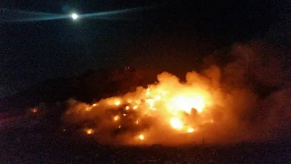 Ore întregi în luptă cu flăcările, la groapa de gunoi