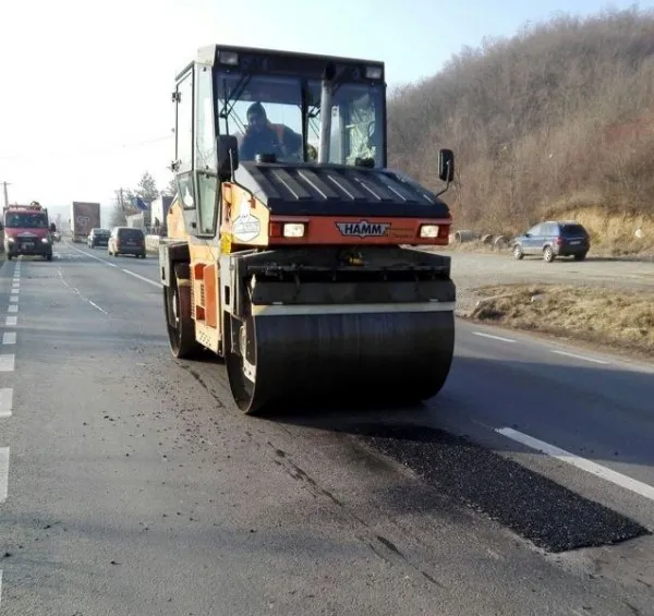 Cârpeli „la rece” de peste 840.000 de lei pe drumurile naţionale care traversează Braşovul
