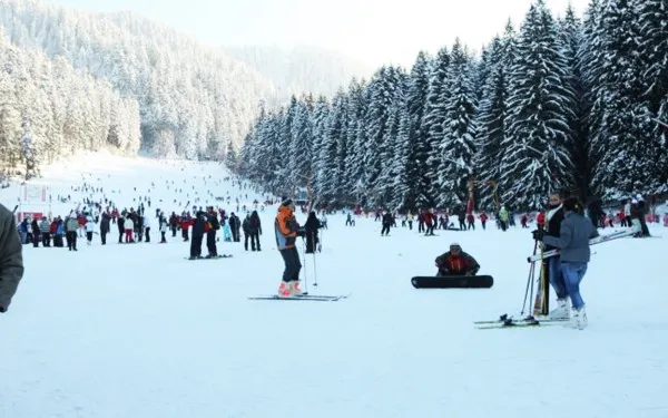 Primăria vrea să reglementeze „traficul” pe pârtiile de schi printr-o hotărâre de Consiliu Local