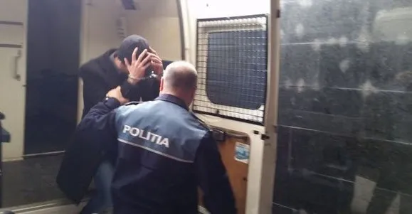 Şi-a bătut părinţii în faţa iubitei