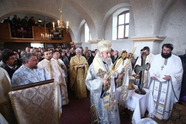 Biserica renovată din Şoarş a fost sfinţită duminică 