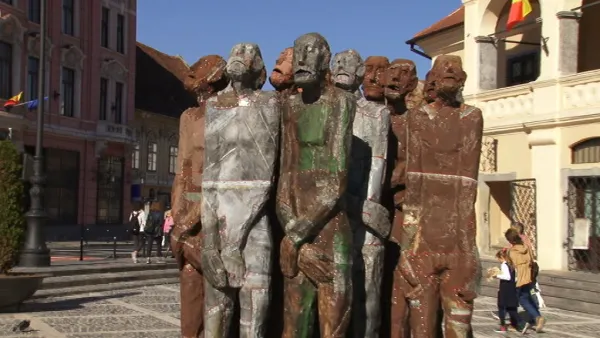 Neliniştea unei lumi în Piaţa Sfatului: 21 de siluete umane care reprezintă fiecare secol trecut de la naşterea Mântuitorului