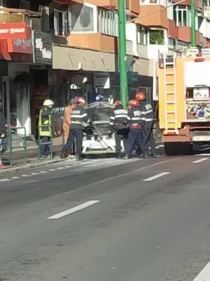 O maşină a luat foc pe Griviţei