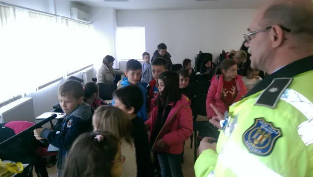 Impresionaţi de cătuşe, tomfe, spray-uri lacrimogene şi pistoale