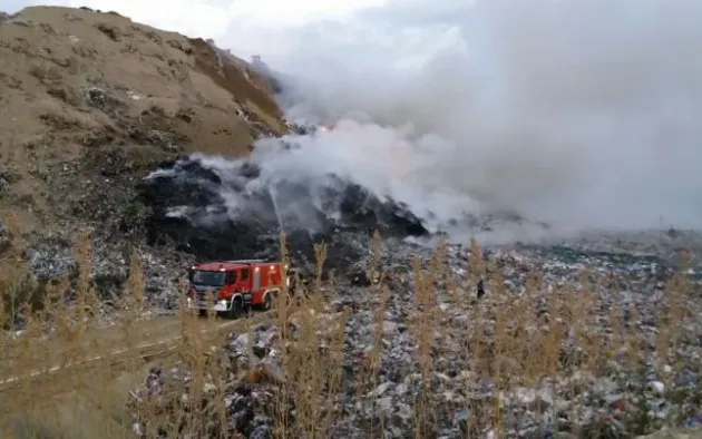 Administratorul rampei de gunoi a Braşovului a fost amendat pentru incendiul de la începutul lunii