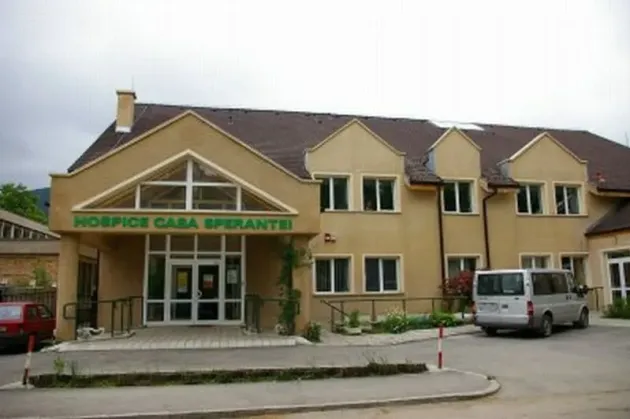 Un sfert de veac pentru Hospice Casa Speranţei, sărbătorit cu flori de colţ împărţite braşovenilor