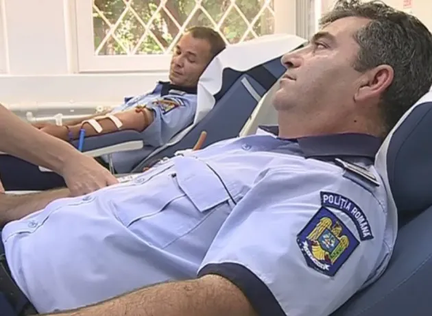 Poliţiştii locali au donat sânge pentru spitalele din oraş. Braşovul duce lipsă de sânge Rh negativ