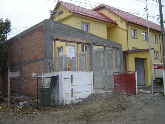 Remiza pentru pompieri, în construcţie lângă clădirea Dispensarului uman