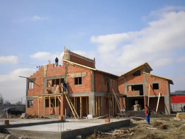 Unul din doi braşoveni îşi construieşte singur casa