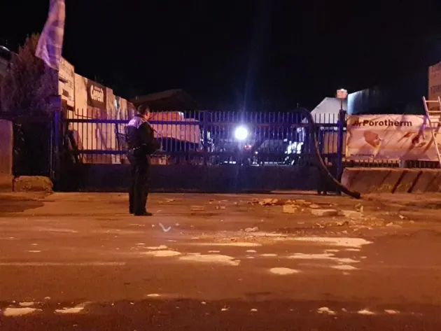 Tânăr cu probleme psihice, prins în timp ce făcea ravagii în curtea unui depozit din Făgăraș