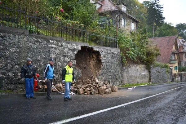 Proprietarul zidului prăbuşit de pe str. Dobrogeanu Gherea nu e lăsat să-l repare până nu face studiul geo-tehnic al zonei
