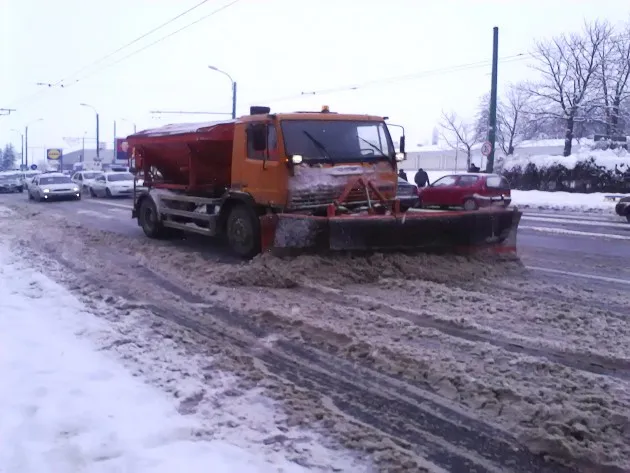 Primele 12 ore de iarnă adevărată  a „consumat” 300 de tone de material antiderapant 